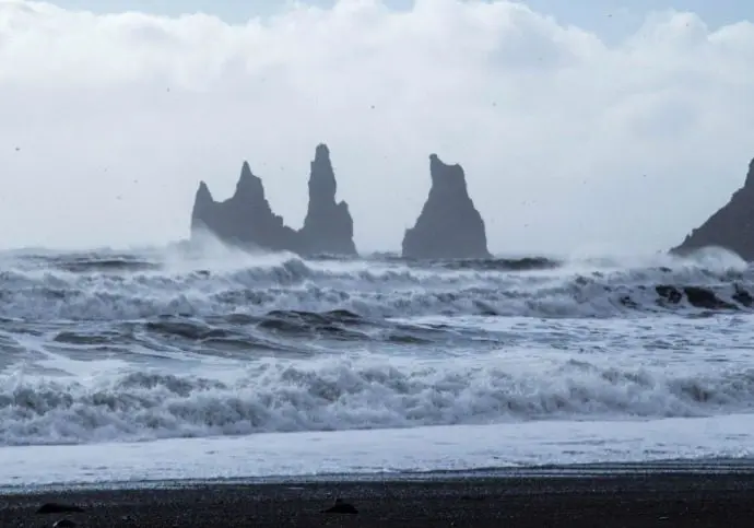 A body of water with waves crashing on it.